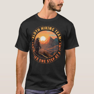 Camiseta Equipe de Hiking de Preguiça Vivendo a Vida Passo