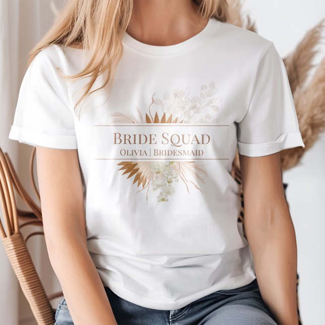 Camiseta Equipe de Noiva de Orquídea de Grama de Pampas de  (Boho Terracotta Pampas Grass Orchid Bride Squad T-Shirt on a young blond woman.)