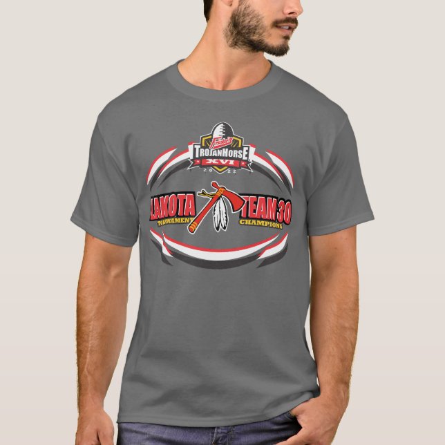 Camiseta Equipe de Torneio de Cavalo de Troia Lakota Tomaha (Frente)