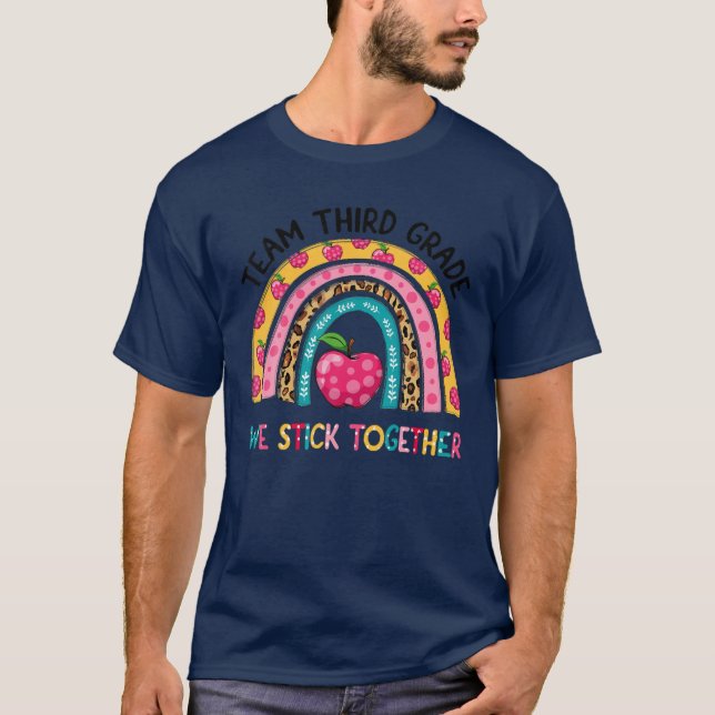 Camiseta Equipe do Terceiro Grau Ficamos Juntos, Rainbow Ap (Frente)