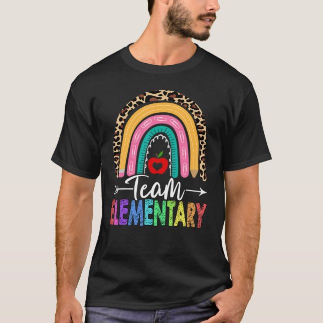Camiseta Equipe Professora Primária Leopardo Arco-Íris Volt (Frente)