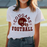 Camiseta Equipe Vermelha e Dourada de Futebol Personalizada<br><div class="desc">Camisa de futebol da Frente e Traseira Personalizada para a Mãe - mostrada na Design de Branco para mães de futebol mostra um capacete de futebol com texto esportivo que pode ser personalizado para o nome do time, o sobrenome do filho e o seu número de camisa. As cores Douradas...</div>