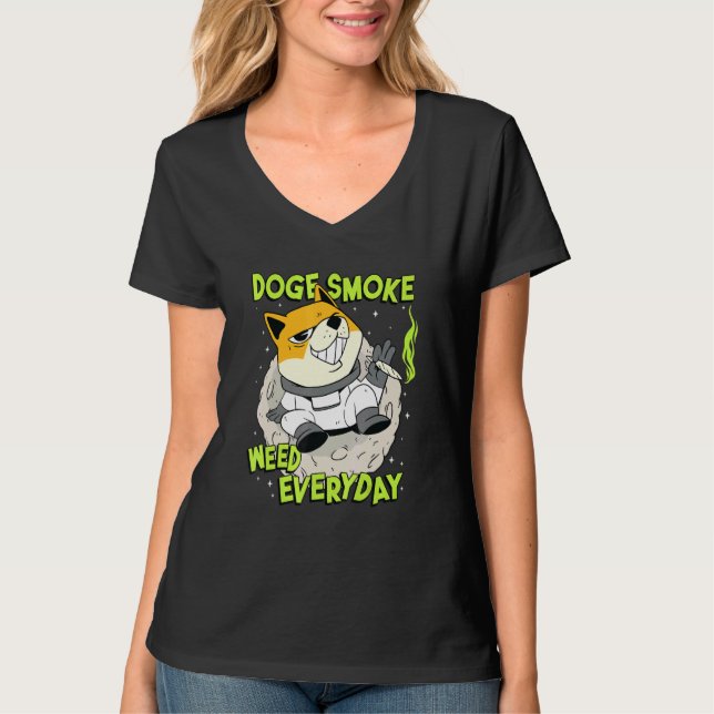 Camiseta Erva De Fumos De Cães Todos Os Dias - Cão De Dogec (Frente)