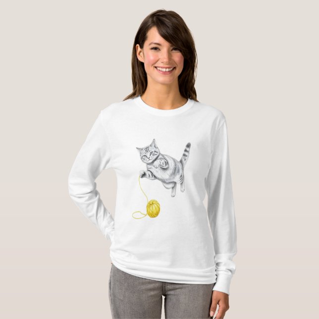Camiseta Esboço a Lápis de um Gato Tabby em Jogo (Frente Completa)