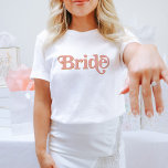 Camiseta Escamudo malhado e noiva laranja do Trixie Retro 7<br><div class="desc">Esta camisa de solteira apresenta uma fonte temática retrorada dos anos 70 em cor de cor de cor de rosa e cor de laranja. Ordene a opção da noiva branca para a futura noiva e as camisas laranja para o seu grupo de solteiros. As cores são editáveis! Clique em 'editar...</div>