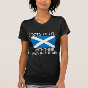 Camiseta Escoceses Fazem Isso... Com Seus Kilts No Ar
