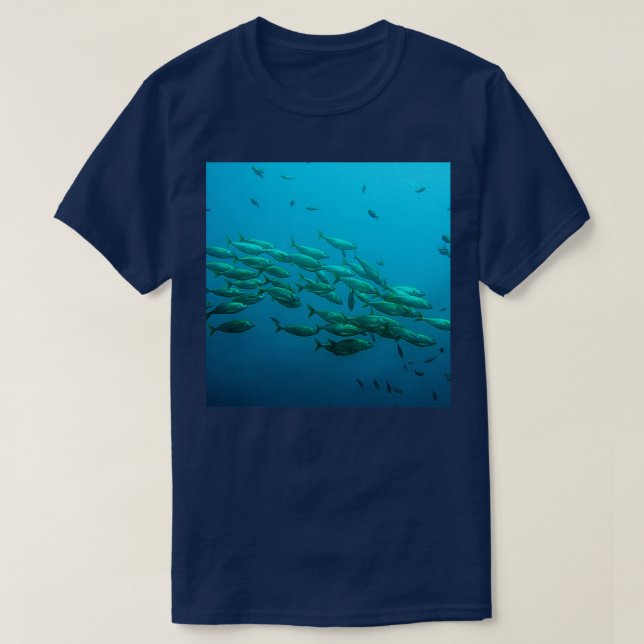 Camiseta Escola de Peixes no Oceano (Frente do Design)