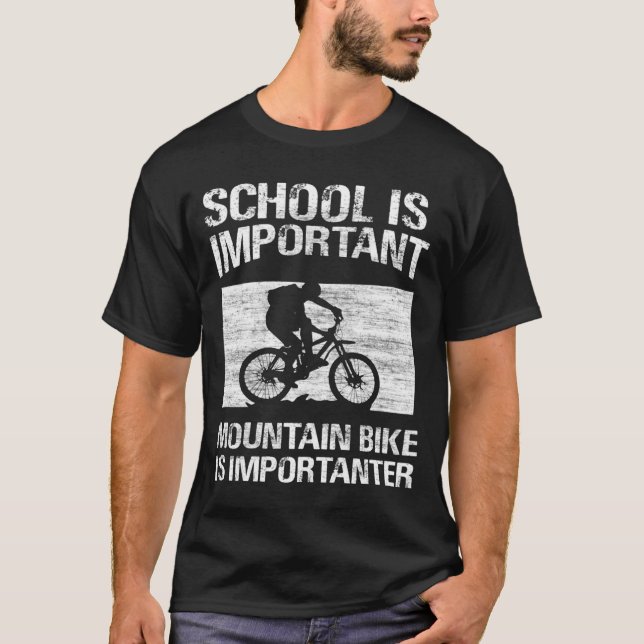Camiseta escola é importante que a bicicleta de montanha é  (Frente)