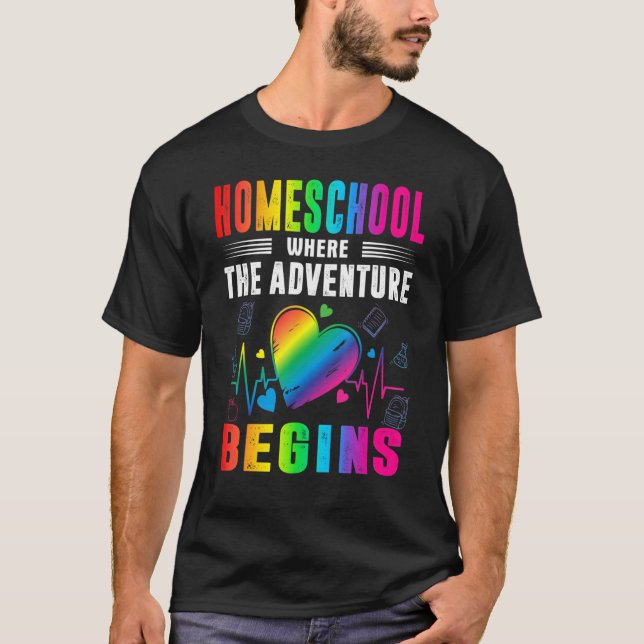 Camiseta Escolas Domésticas Onde A Aventura Começa De Volta (Frente)