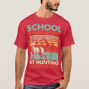 Camiseta Escolas Importantes, Mas A Caça É Um Estudo Import