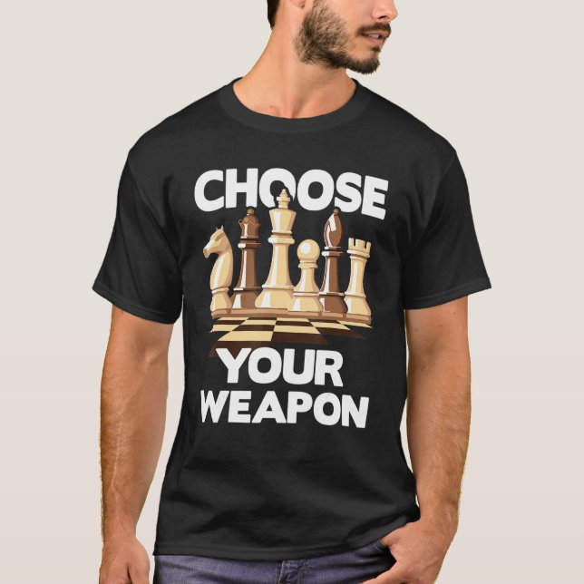 Camiseta Escolha Sua Arma Engraçada Jogador De Xadrez Ao Lo (Frente)