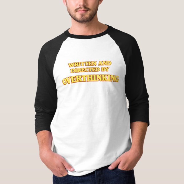Camiseta Escrito e Dirigido por Overthinking Shirt (Frente)