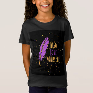 Camiseta escrito na cor amarela e roxa .