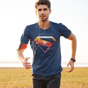 Camiseta Escudo do Superman Soar no Pôr do Sol