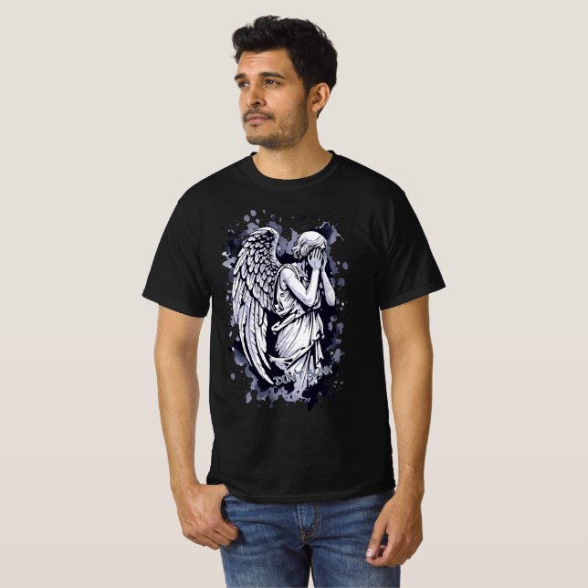 Camiseta Escultura de um Anjo Vestígio - com Placas 1 (Frente Completa)