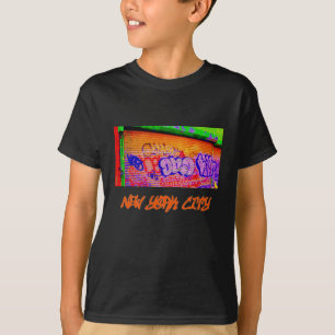 Camiseta Escura "Portas de Grafite Elétrico"