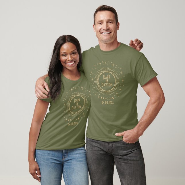 Camiseta Escuro no SEU MUNICÍPIO Eclipse Solar & Estrelas C (Unissex)