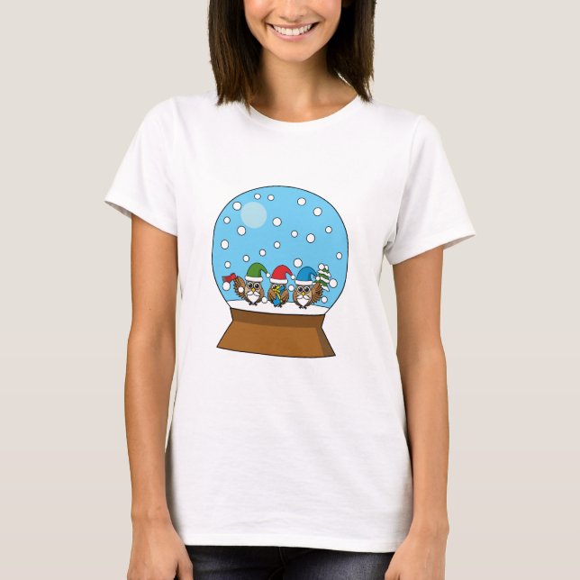 Camiseta Esfera de Neve com Três Corujas Gnomo (Frente)