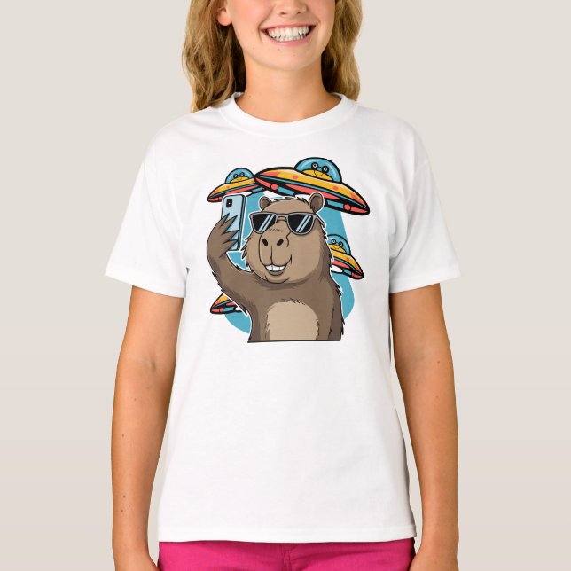Camiseta Espacial de Capivara Engraçada com Alien  (Frente)