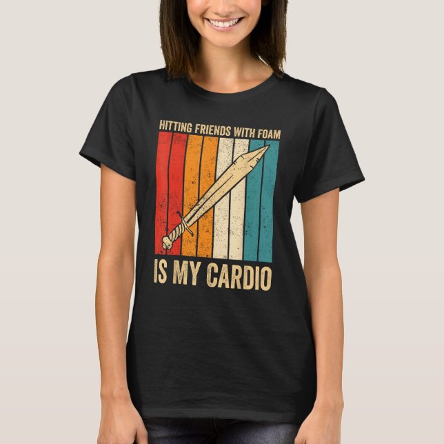Camiseta Espada Engraçada Que Ataca Amigos Com Espuma (Frente)