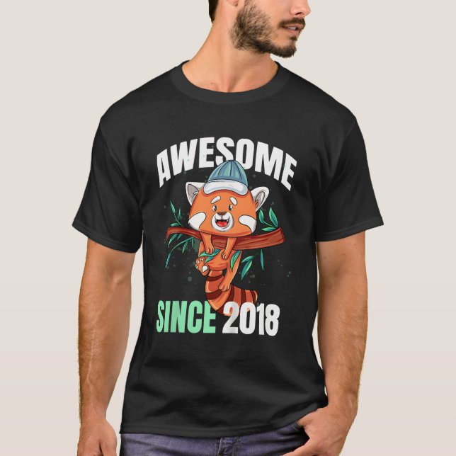 Camiseta Espantoso Desde 2018, Panda Vermelha 5 (Frente)