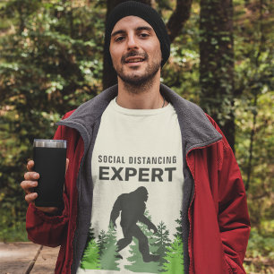 Camiseta Especialista em Distanciamento Social Sasquatch