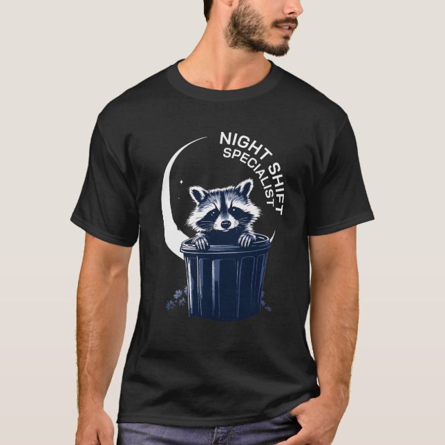 Camiseta Especialista em Turnos Noturnos - Engraçado Raccoo (Frente)