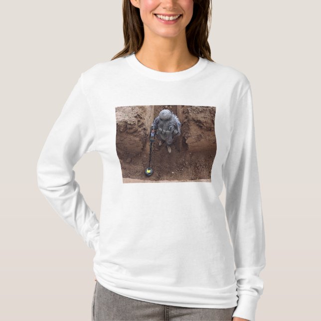 Camiseta Especialista procura um cache de armas (Frente)