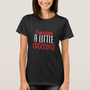 Camiseta Esperando Um Pequeno Crocodilo Engraçado Gravidez 