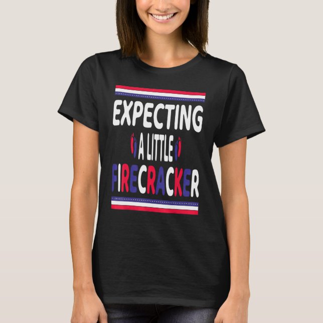 Camiseta Esperando Um Pequeno Firecracker Nova Mãe 4 De Jul (Frente)