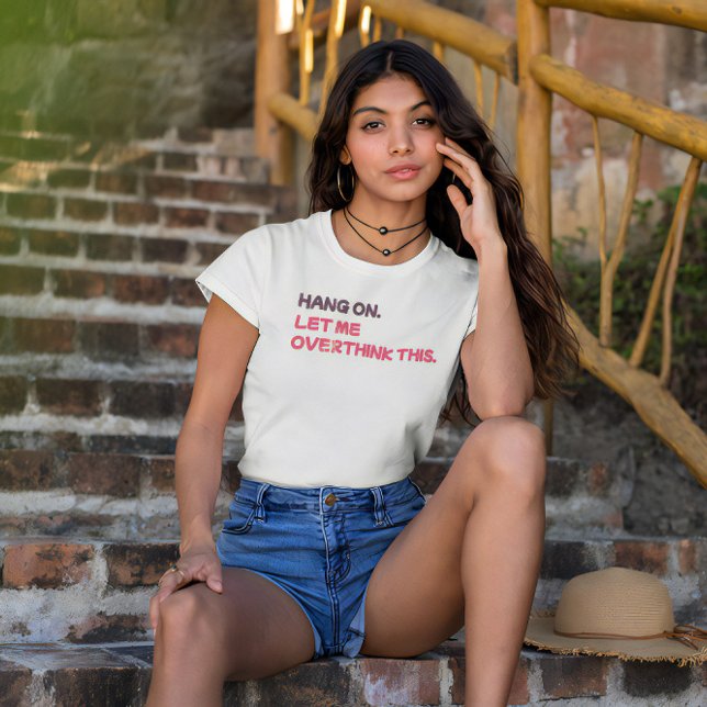 Camiseta Espere. Deixe-me pensar demais. (Hang on. Let me overthink this.)