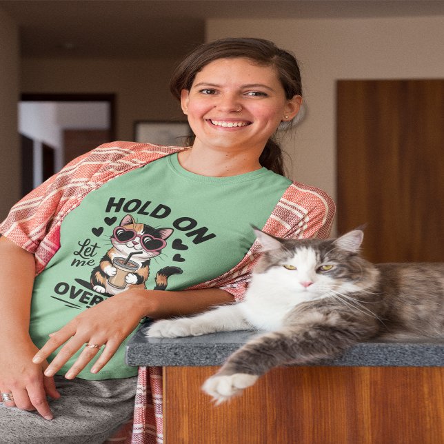 Camiseta Espere, Deixe-Me Pensar Sobre Isso (Hold On Let Me Overthink This Tri-Blend Shirt)