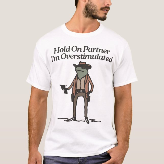 Camiseta Espere Um Parceiro. Sou Sapo De Cowboy Overstimula (Frente)