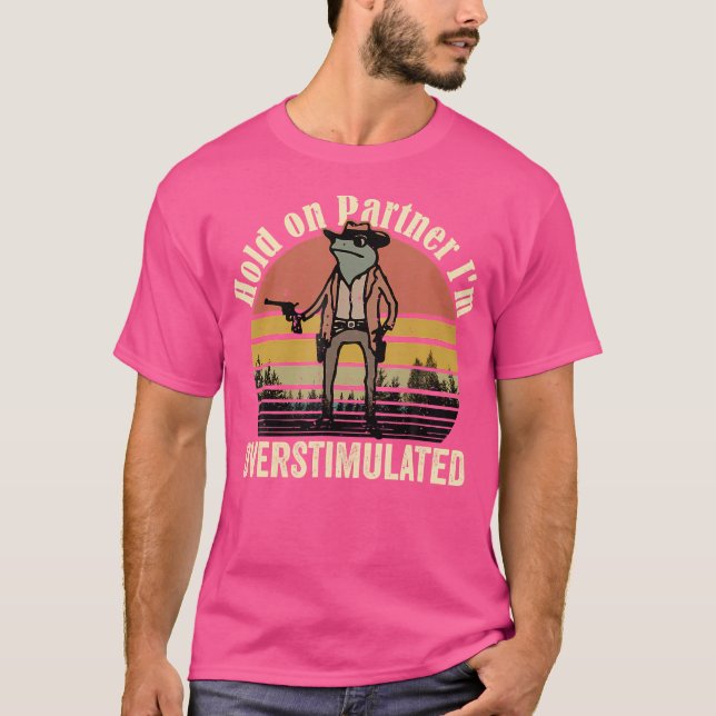 Camiseta Espere Um Parceiro. Sou Sapo De Cowboy Overstimula (Frente)