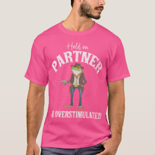 Camiseta Espere Um Parceiro. Sou Sapo De Cowboy Overstimula