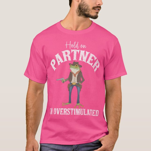 Camiseta Espere Um Parceiro. Sou Sapo De Cowboy Overstimula (Frente)
