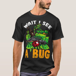 Camiseta Espere, vejo um Inseto Entomologista Entusiasmado 