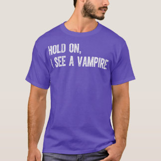 Camiseta Espere, Vejo Um Vampiro.