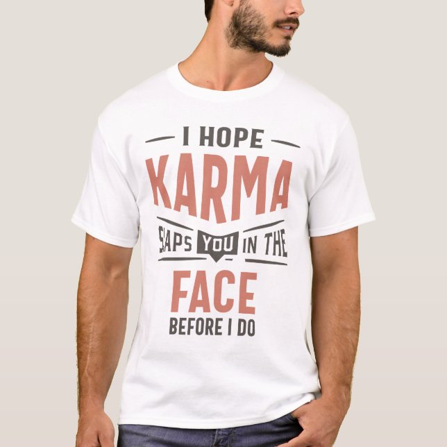 Camiseta Espero Que A Karma Te Bata No Rosto Engraçado. (Frente)