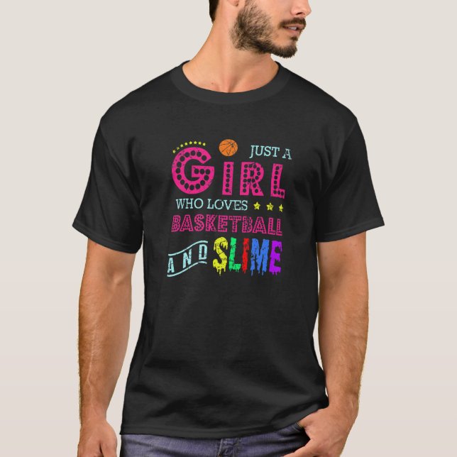 Camiseta Esportes Apenas Uma Menina Que Ama Basquete E Lama (Frente)