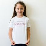 Camiseta Esportes divertidos de irmã mais velha, rosa perso<br><div class="desc">Projetada para coordenar com a coleção de chás de fraldas de Design de Lea Delaveris, esta camisa esportiva de irmã mais velha é um presente perfeito para um novo irmão. É excelente para anunciar um novo bebê ou para quando o pequeno irmão é nascer. Esta design de camiseta esportiva apresenta...</div>
