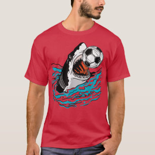 Camiseta Esportes Legal de Tubarão de Futebol jogando bola