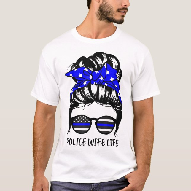 Camiseta Esposa da Polícia Mensageira Bun Hair Esposa da Po (Frente)