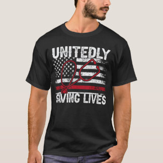 Camiseta Esposa de Bombeiro Enfermeira Salvando Vidas Bombe
