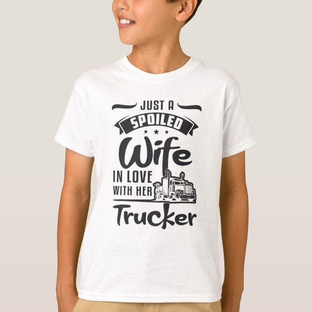 Camiseta Esposa De Caminhoneiro Só Uma Mulher Maluca Que Ad (Frente)