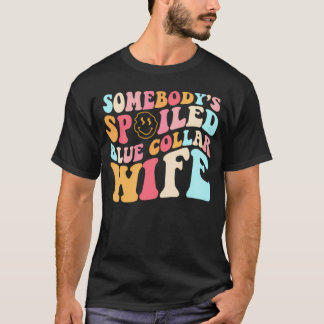 Camiseta Esposa de Colar Azul Mimada de Alguém (Frente)