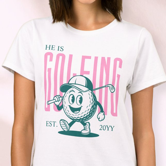 Camiseta Esposa de Golfe Personalizada com Humor Divertido  (Pink Retro Fun Humor Personalized Golf Wife T-Shirt)