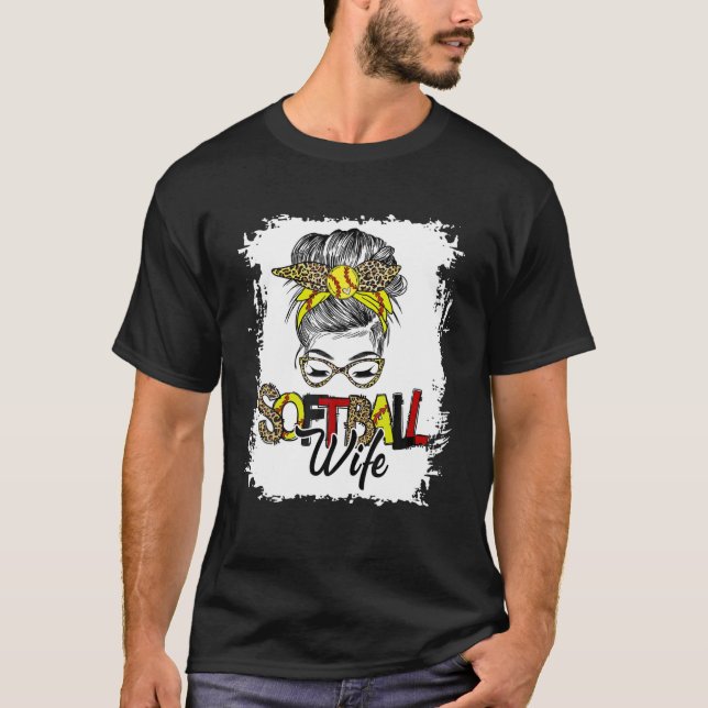 Camiseta Esposa de Softball com Leopard Messy Bun Mãe (Frente)