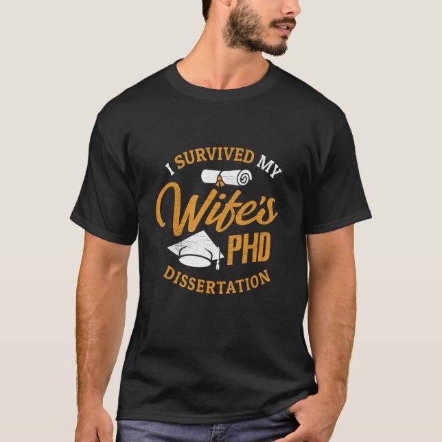 Camiseta Esposa do PHD que sobrevivi à dissertação de PHD d (Frente)