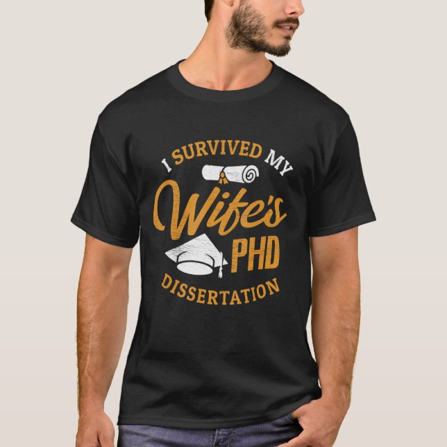 Camiseta Esposa do PHD que sobrevivi à dissertação de PHD d (Frente)